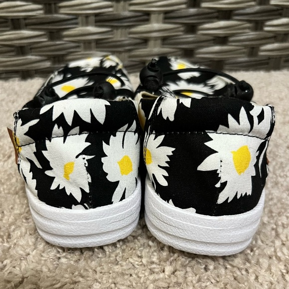 Corkys Kayak Slip On Flats in Black & White Daisy - Picture 4 of 8